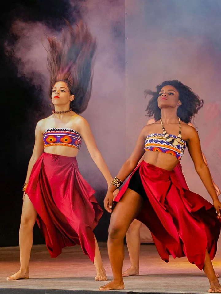 Sahnede dans eden iki dansçı